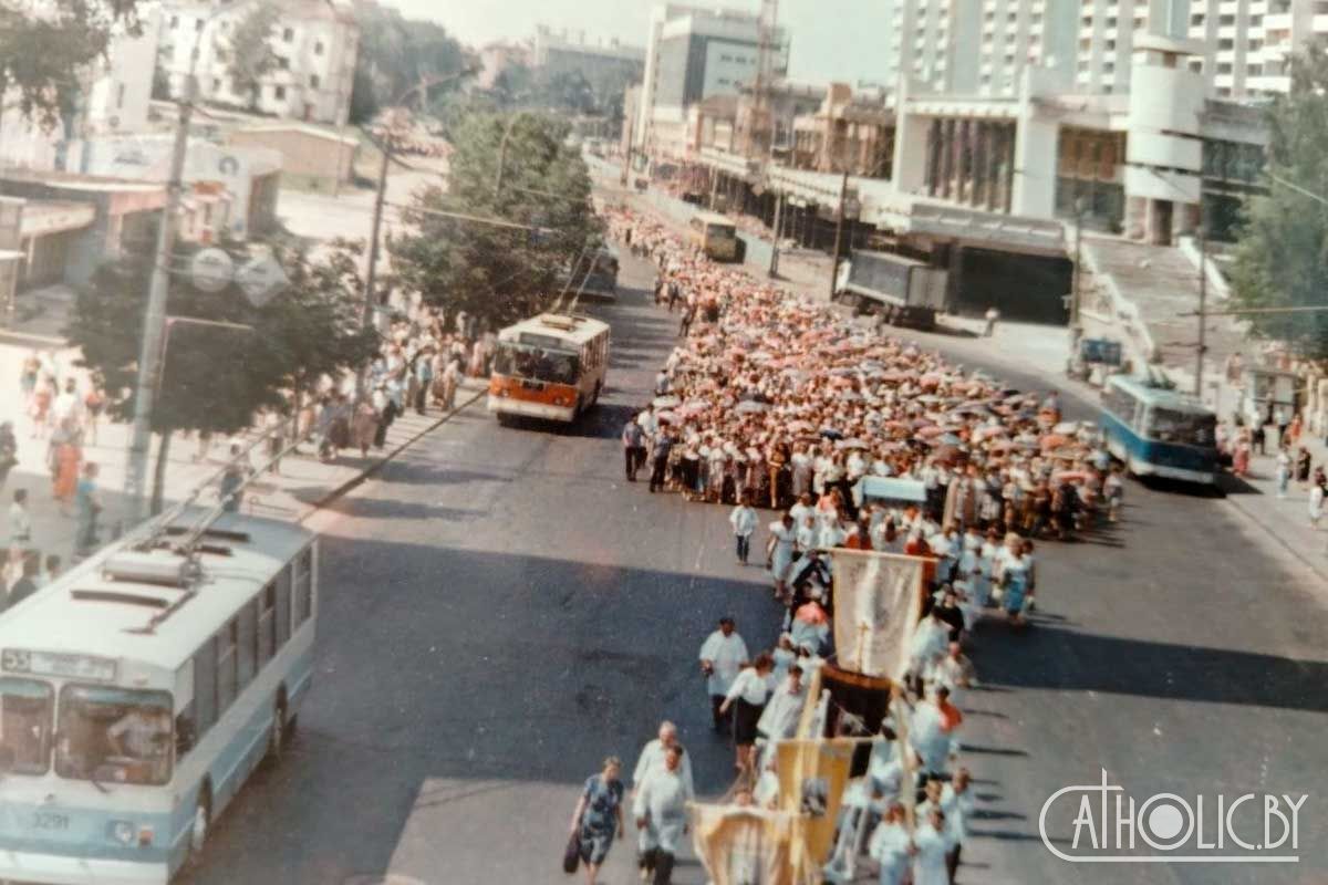 Першая працэсія Божага Цела вуліцамі Мінска (чэрвень 1991 года). Фота: Леанід Загорскі